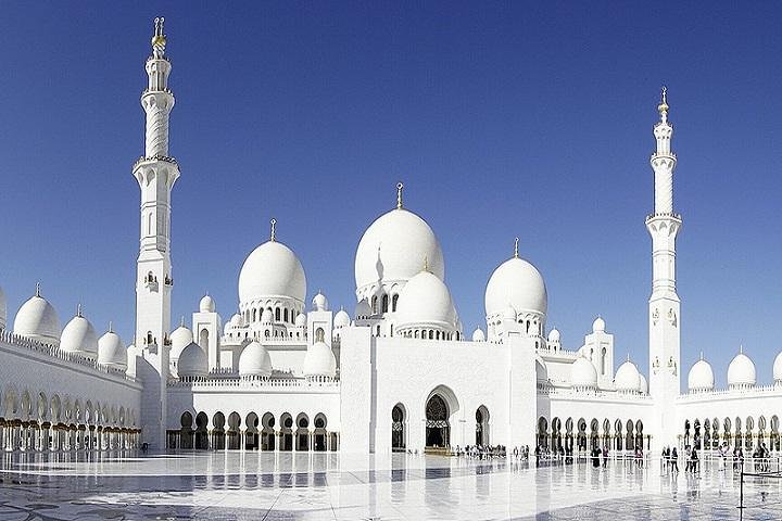Experience the stunning architecture of Sheikh Zayed Grand Mosque a masterpiece that showcases intricate details and serene surroundings perfect for unforgettable moments in Abu Dhabi.